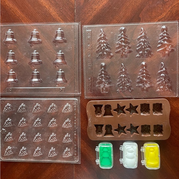 11 Assorted chocolate and 3 baking molds - Picture 1 of 13